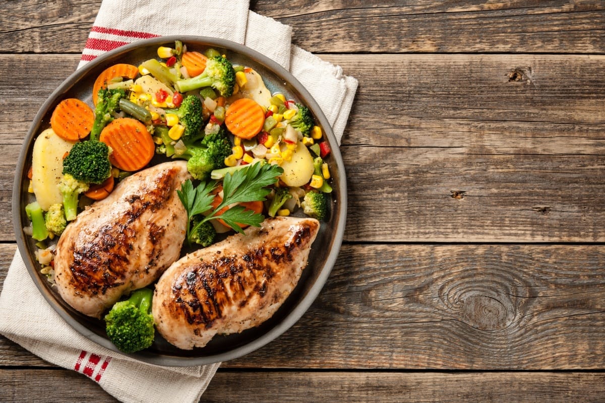 Blanc de poulet grillées avec légumes