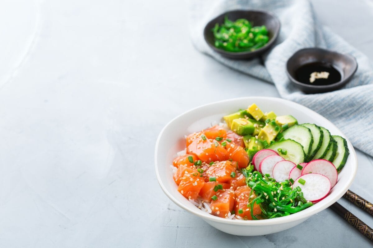 Poke bowl de saumon hawaïen frais pour un déjeuner sain