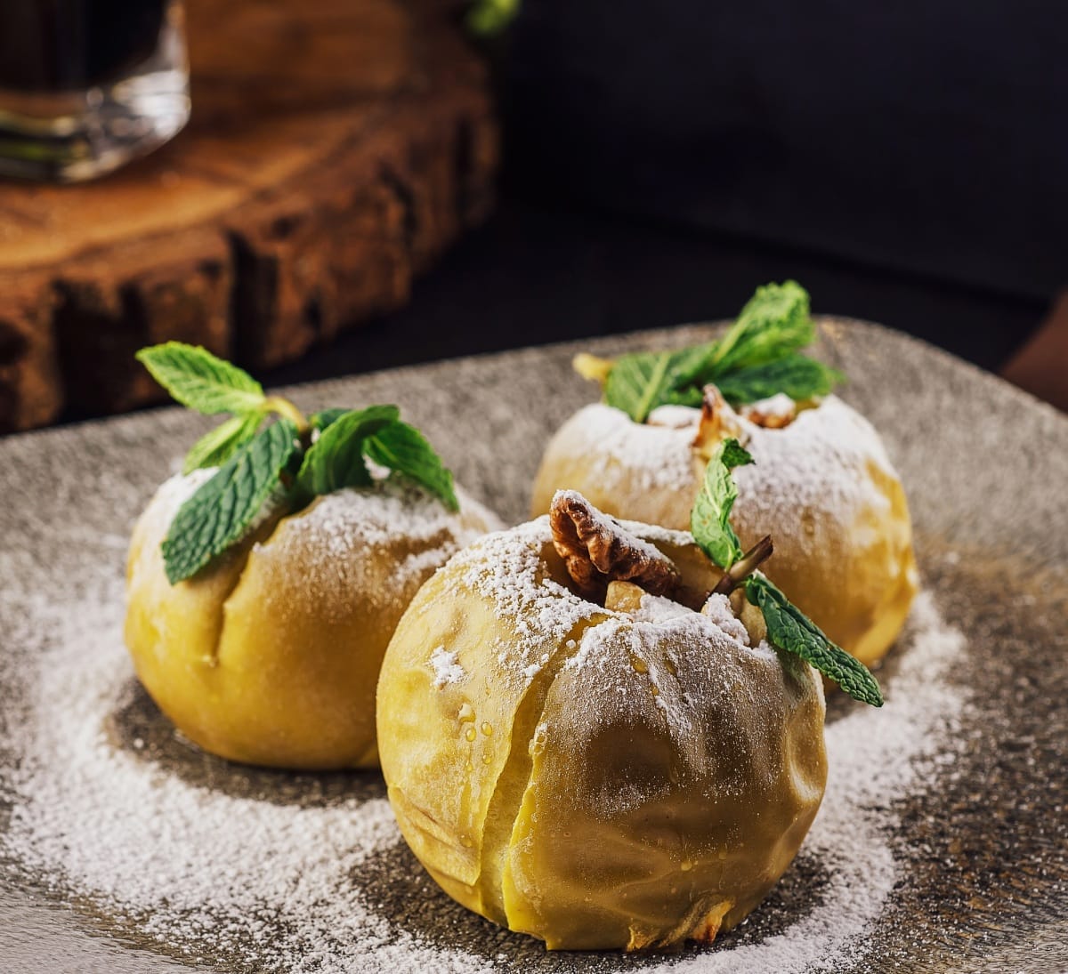 Pommes au four farcies aux noix sur assiette
