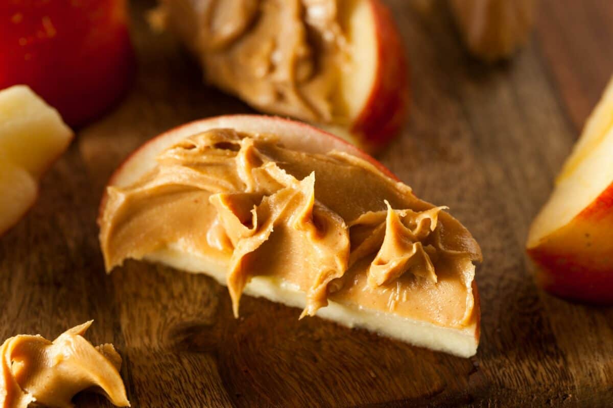 Pommes et beurre de cacahuètes bio