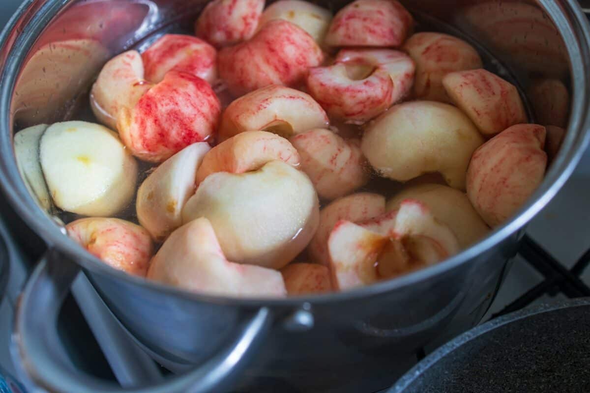 pot de pommes pelées