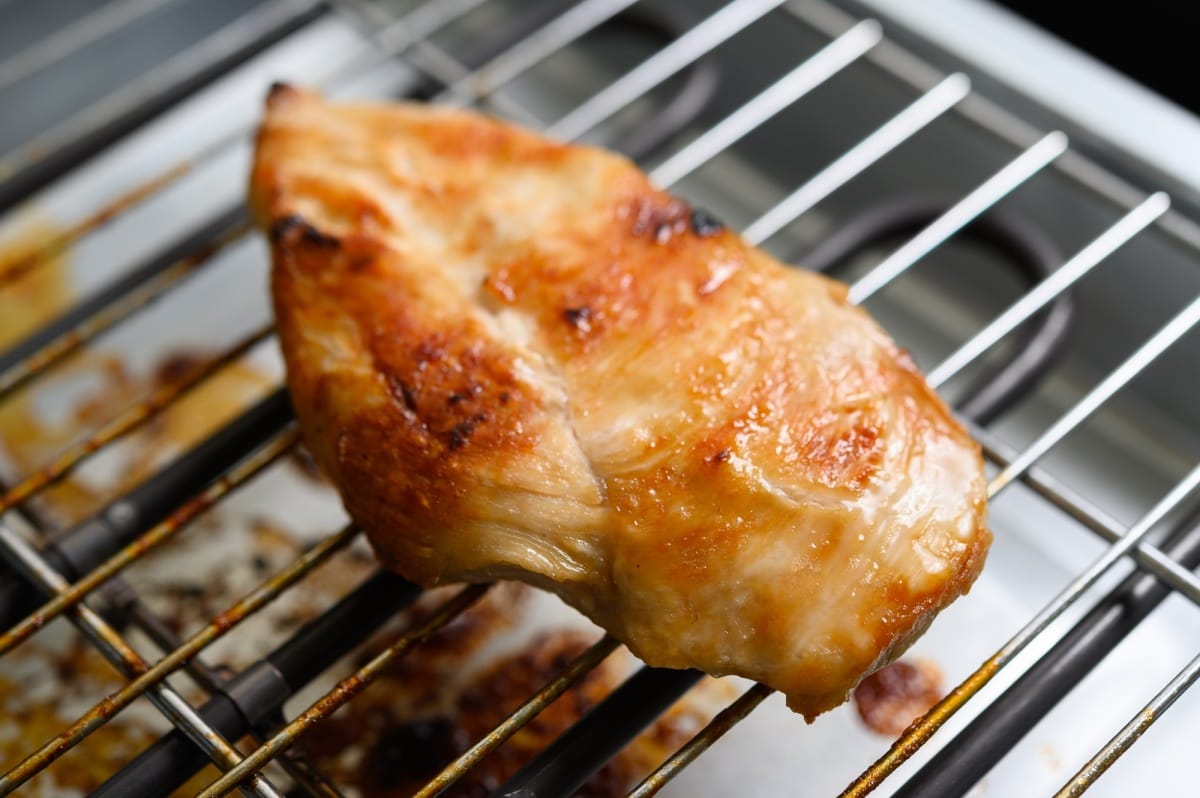 Poulet grillé sur le gril électrique.