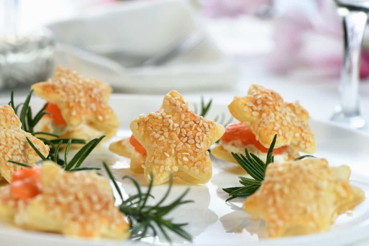Puff pastry stars with salmon and cheese