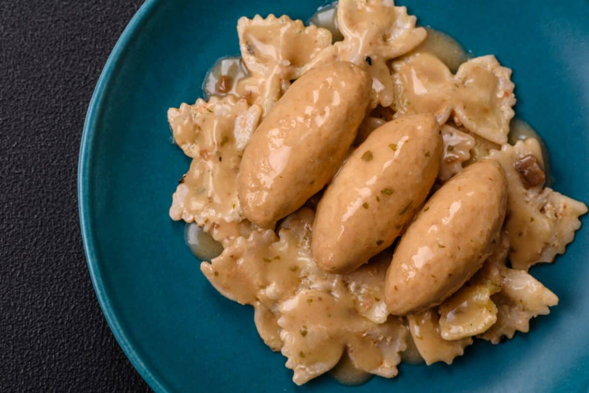 Quenelles de poisson ou de viande avec une délicate sauce aux champignons, sel et épices