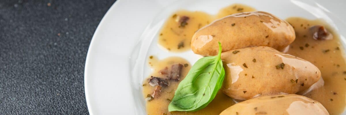 quenelles porc sauce champignon nourriture sur une assiette manger cuisine apéritif repas nourriture snack sur la table