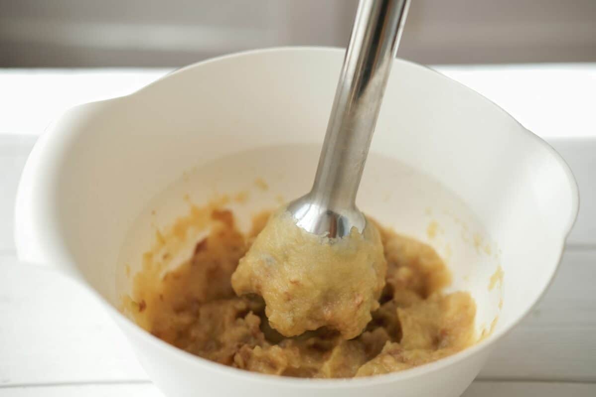 Réaliser la purée de pommes à l'aide d'un mixeur plongeant.