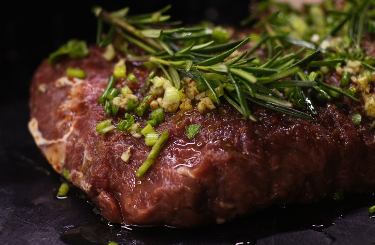 Viande de boeuf marinée et épices