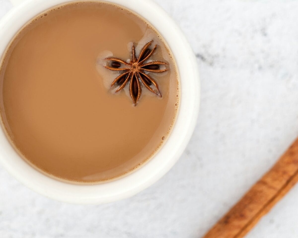 Découvrez comment préparer le meilleur chai latte maison : guide complet et astuces