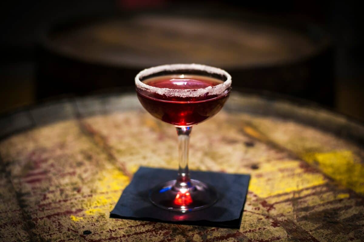 Découvrez comment préparer le parfait Cosmopolitan : guide complet et astuces