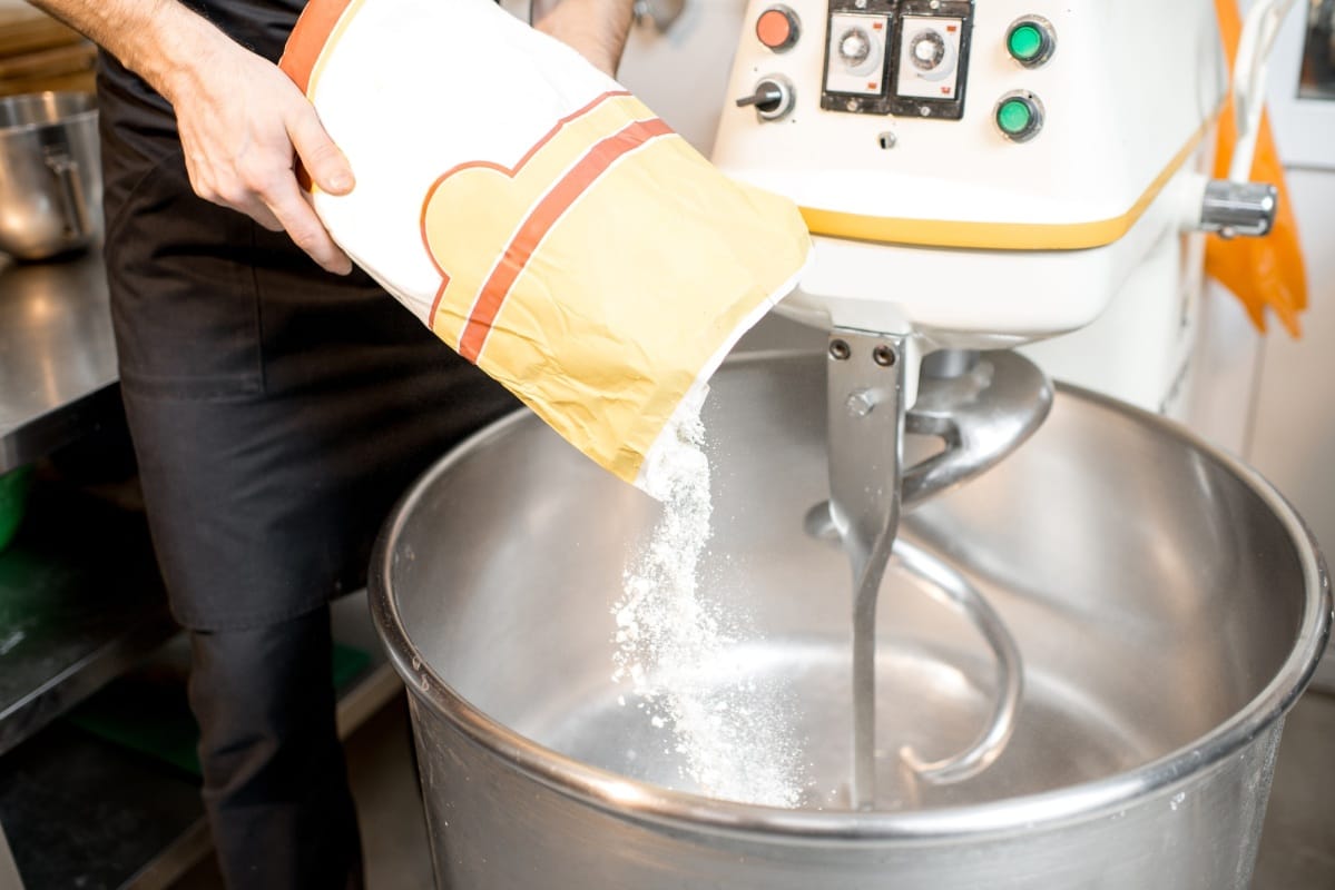 Remplissage de farine dans le pétrin à la boulangerie