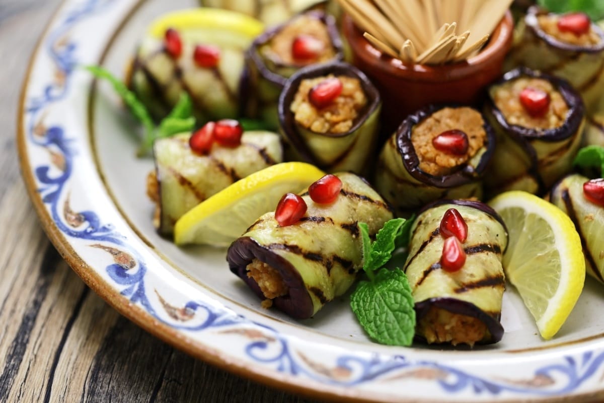 Rouleaux d'aubergine géorgiens fourrés à la pâte de noix, badrijani nigvzit