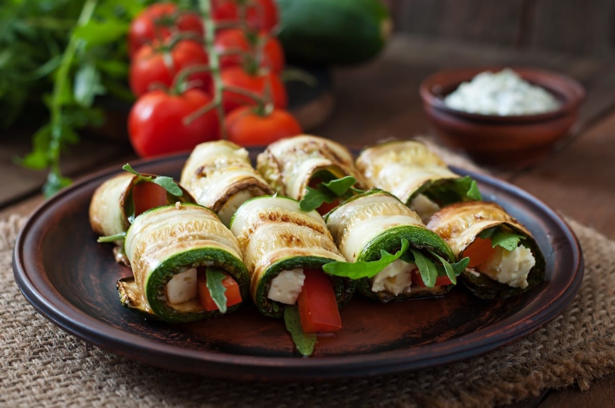 Rouleaux de courgettes avec fromage, poivrons et roquette