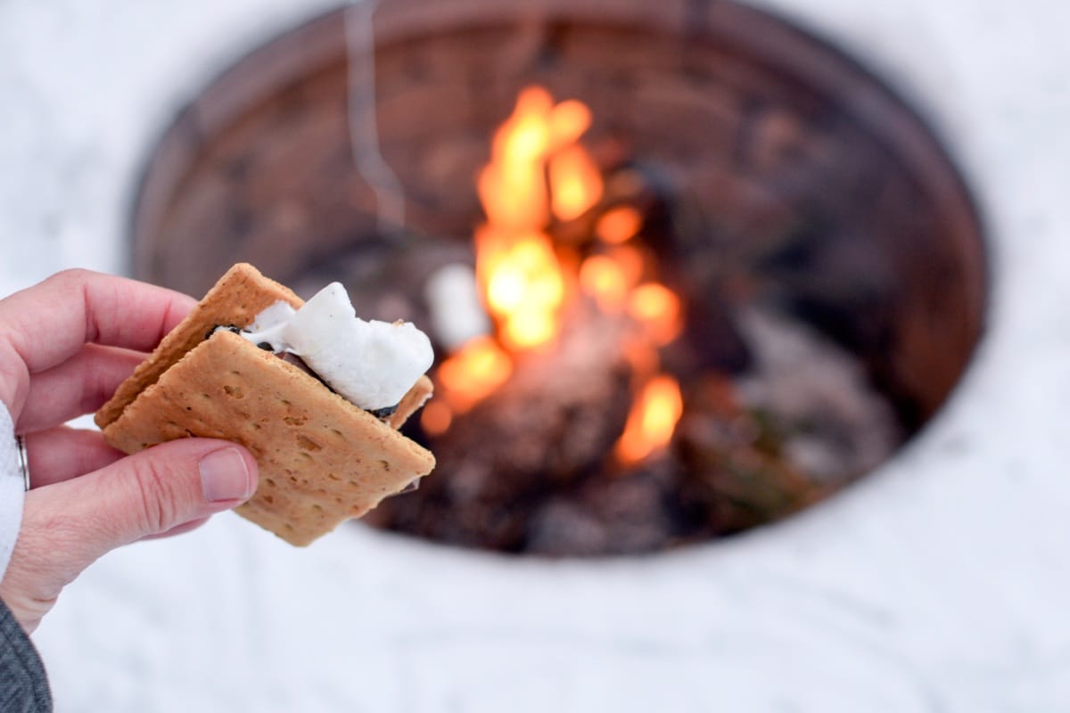 S'mores sur un feu de camp en hiver