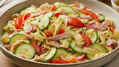 Salade composée de pâtes et de crudités