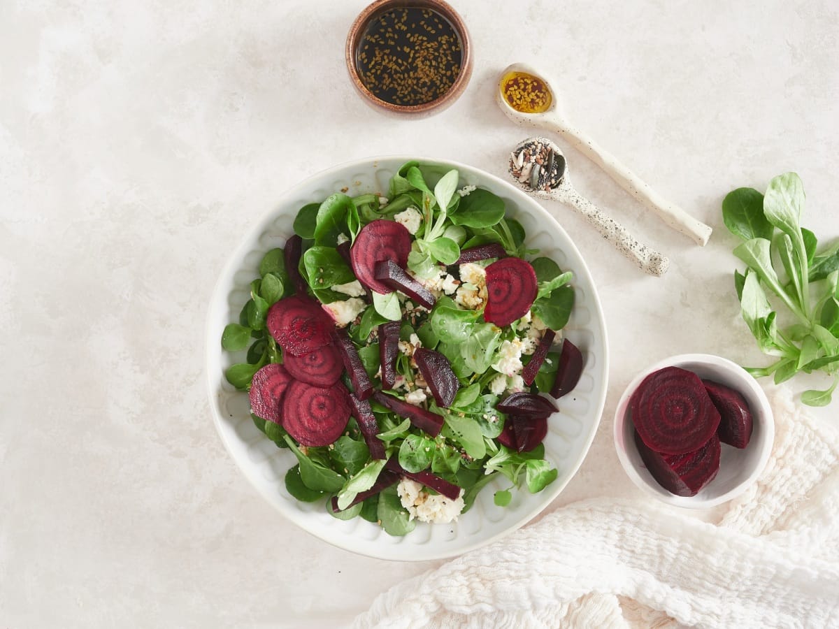 salade de betteraves et de feta, feuilles de salade verte fraîche de maïs ou mâche
