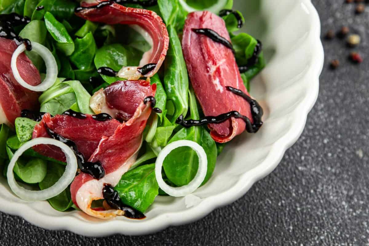 salade de magret de canard viande de canard fumé magret naturel frais apéritif repas alimentation snack sur la table