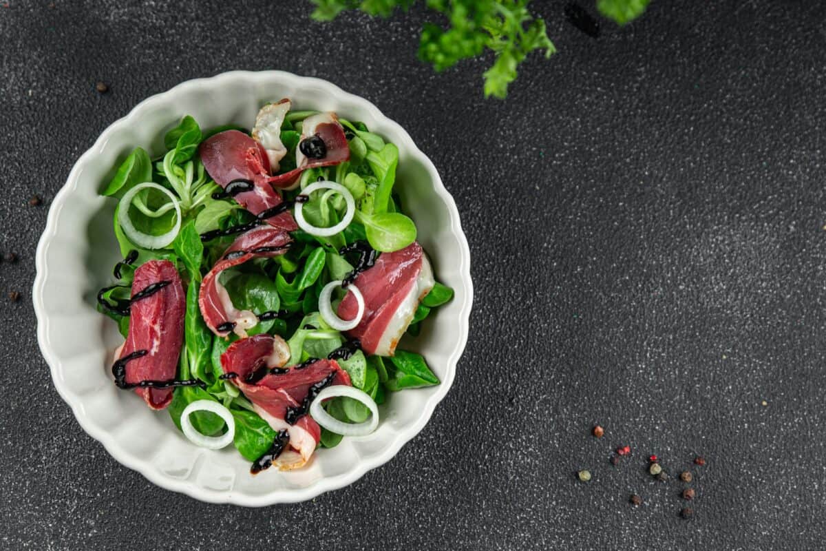 salade de magret de canard viande de canard fumé magret naturel frais apéritif repas alimentation snack sur la table