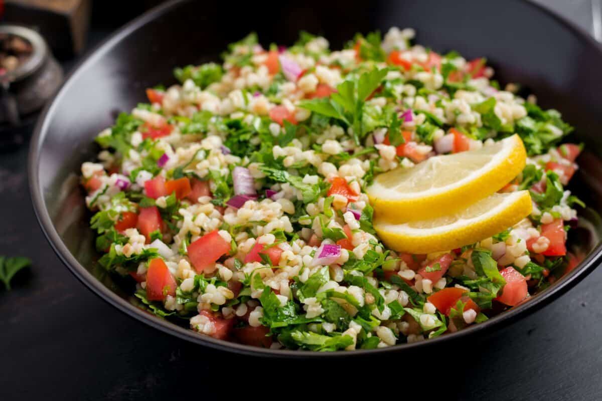 Salade taboulé. Plat traditionnel du Moyen-Orient ou des pays arabes.