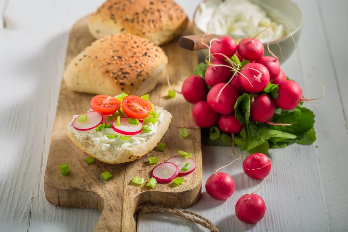Tartines au fromage de chèvre frais et radis croquants