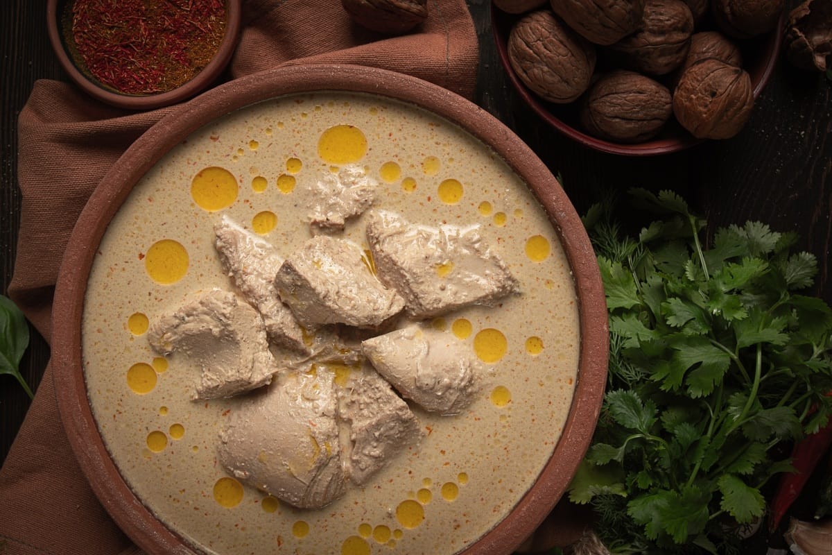 Satsivi, poulet à la sauce aux noix Baghe , plat froid, cuisine géorgienne, fait maison, sans personne,