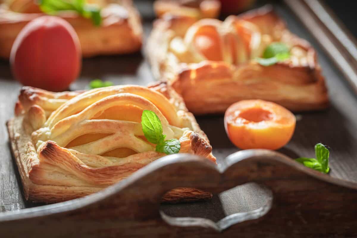 Savoureuse pâte feuilletée aux pêches et à la menthe. Gâteau unique et délicieux.