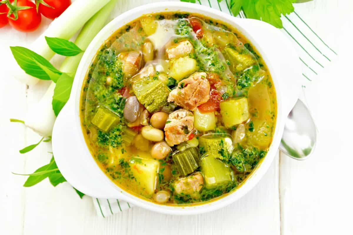 Soupe avec sauce au pistou dans un bol sur le dessus de la planche