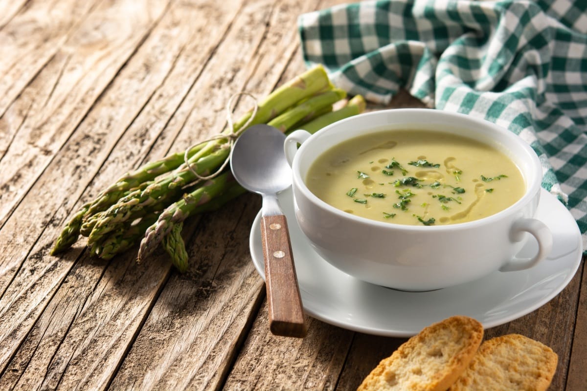 Soupe d'asperges vertes fraîches