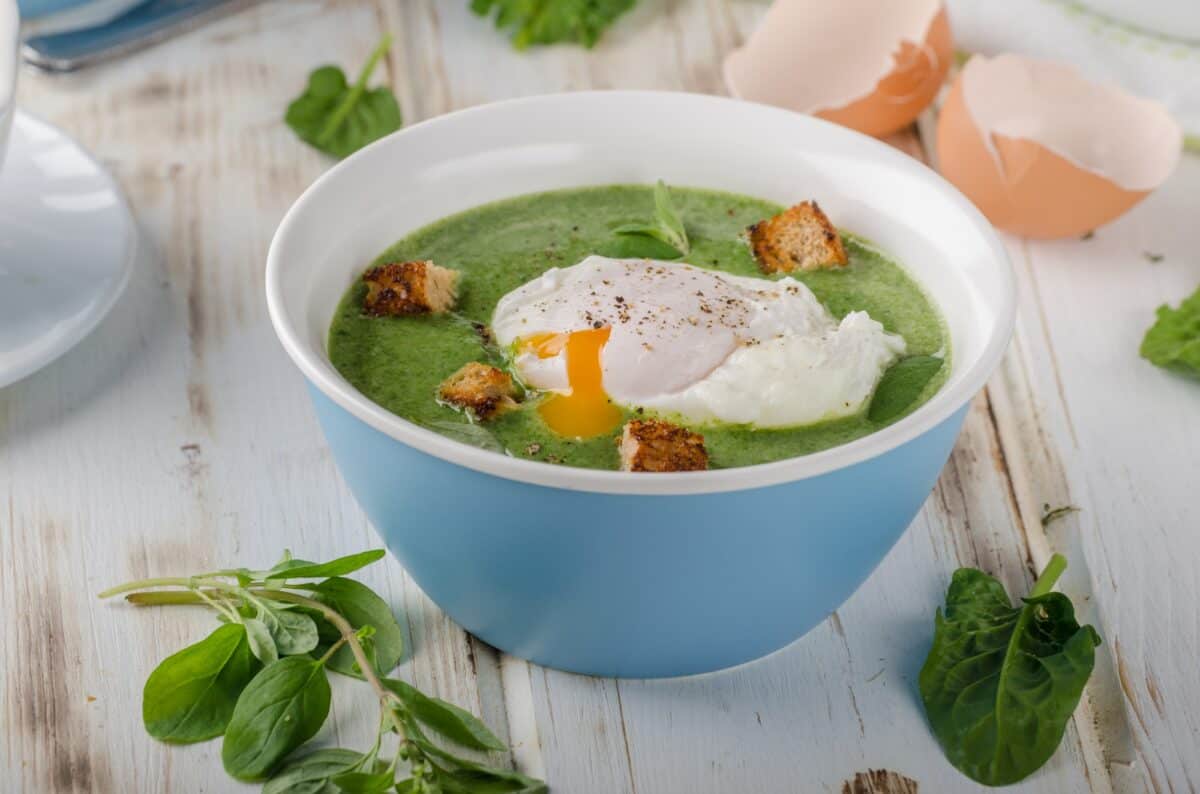 Oeuf poché sur une soupe d'épinards