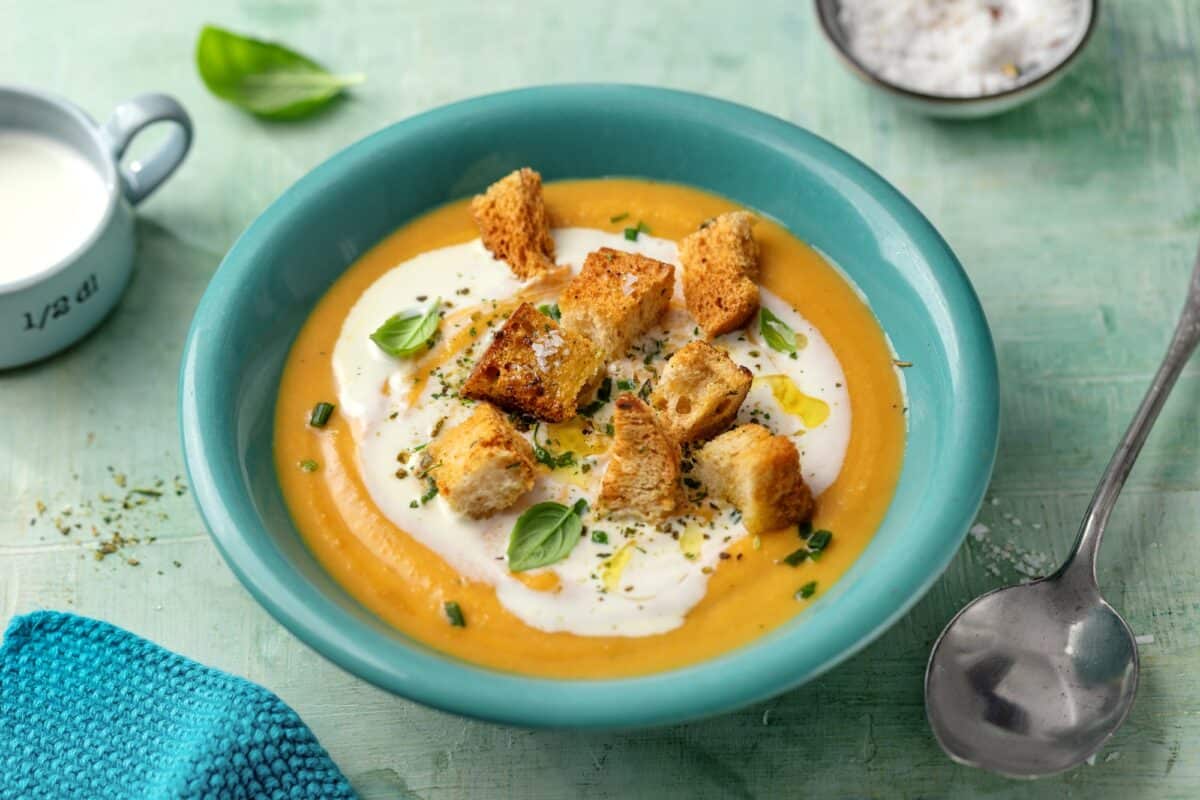 Soupe de purée de potiron avec croûtons