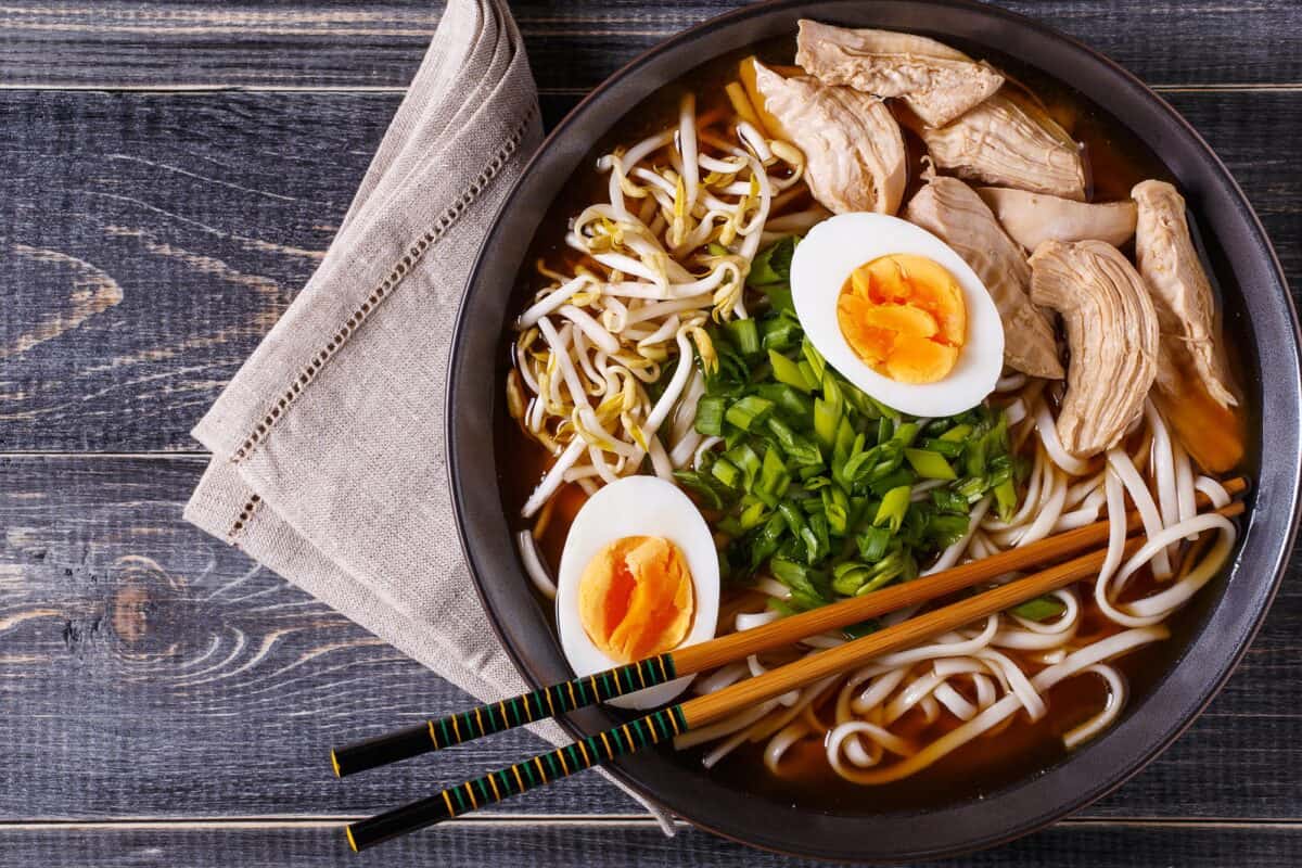 Ramen japonais avec poulet, œufs, ciboulette et germes de soja.
