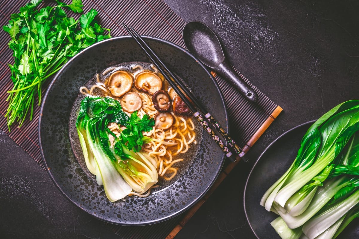 Champignons shiitake, soupe ramen végétalienne 