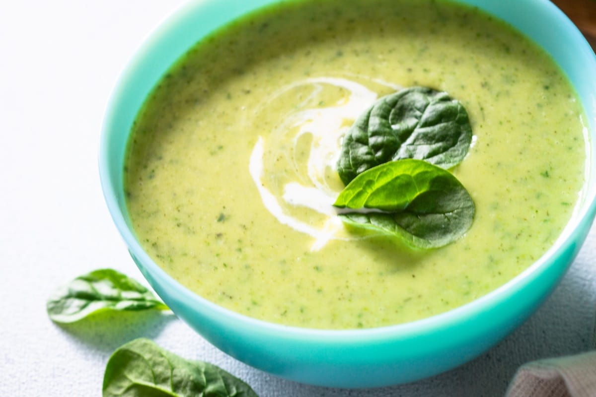 Soupe verte. Soupe à la crème de courgettes et d'épinards avec de la crème.