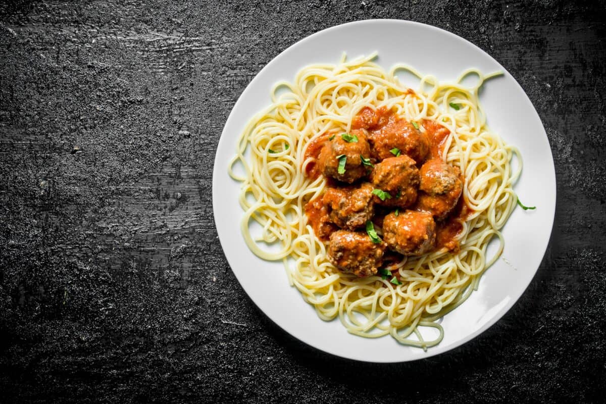 Spaghetti avec boulettes de viande sur une assiette.