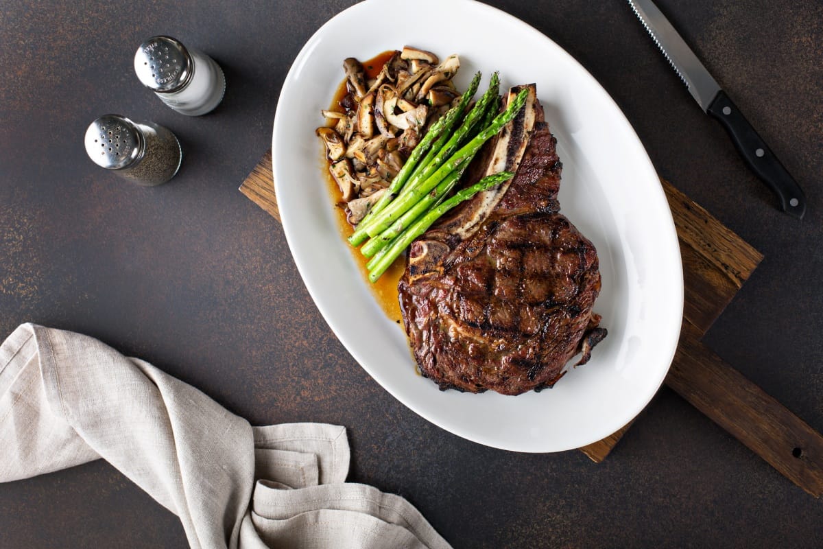 Steak de bœuf avec champignons et asperges