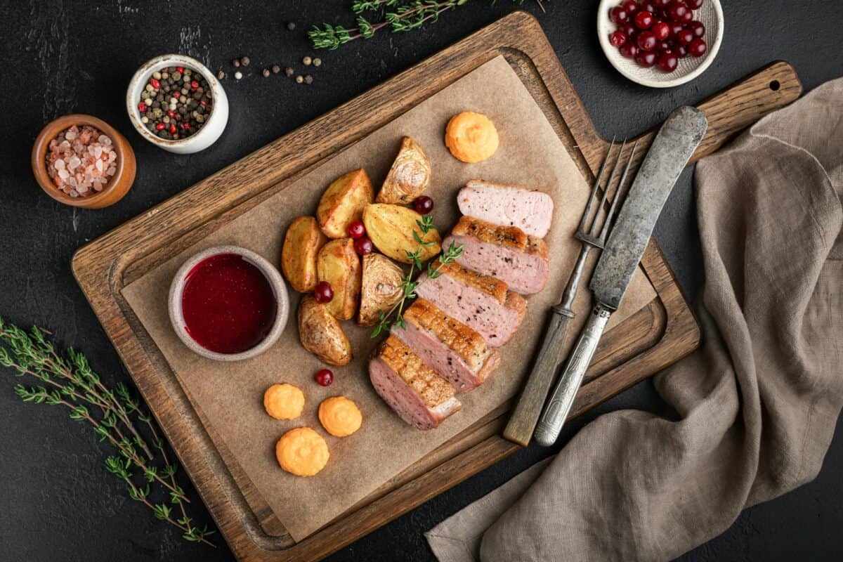 Steak de magret de canard avec pommes de terre et sauce aux baies