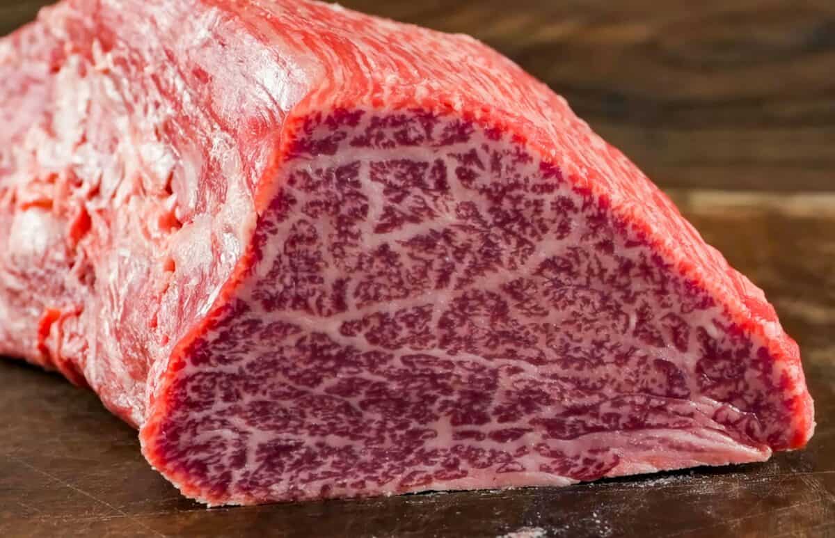 Steak de viande crue de boeuf japonais Wagyu sur planche en bois. Steak de bœuf de Kobe fait maison pour le restaurant,