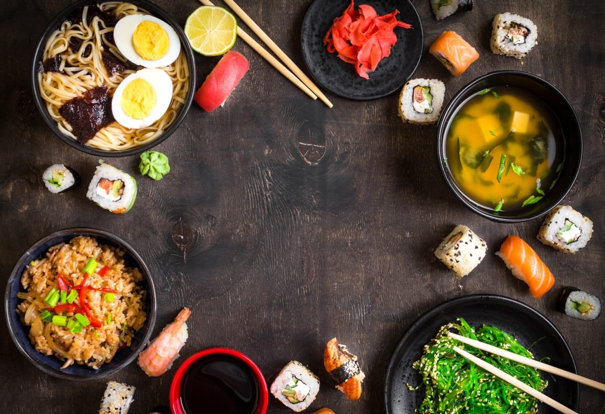 Sushi et nourriture japonaise sur fond sombre