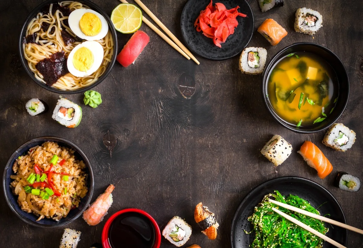 Sushi et nourriture japonaise sur fond sombre