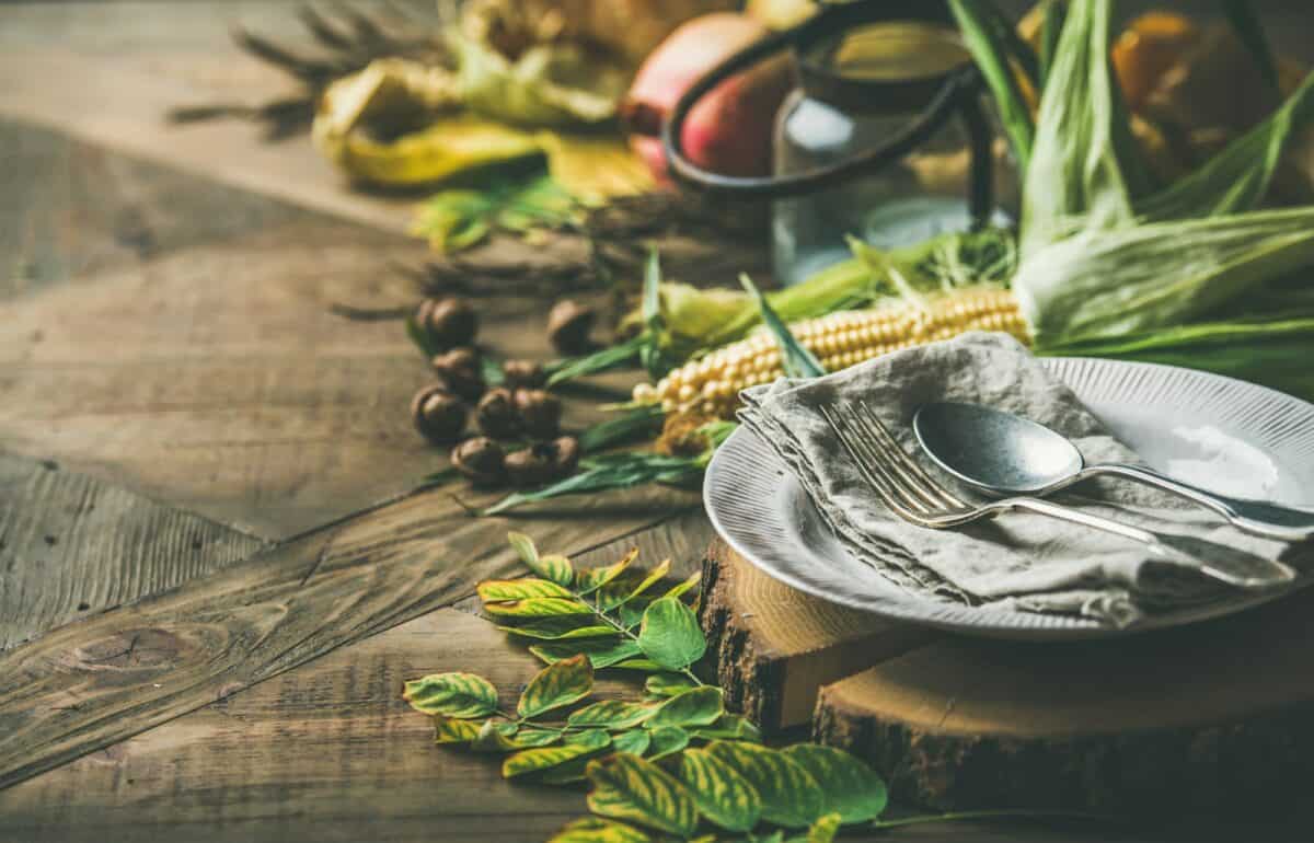 Table d'automne pour la fête de Thanksgiving avec couverts et bougie