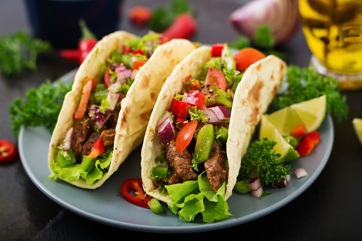 Tacos avec sauce tomate et salsa