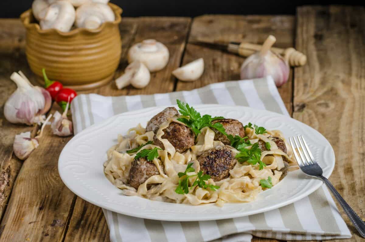 Tagliatelles maison avec boulettes de viande