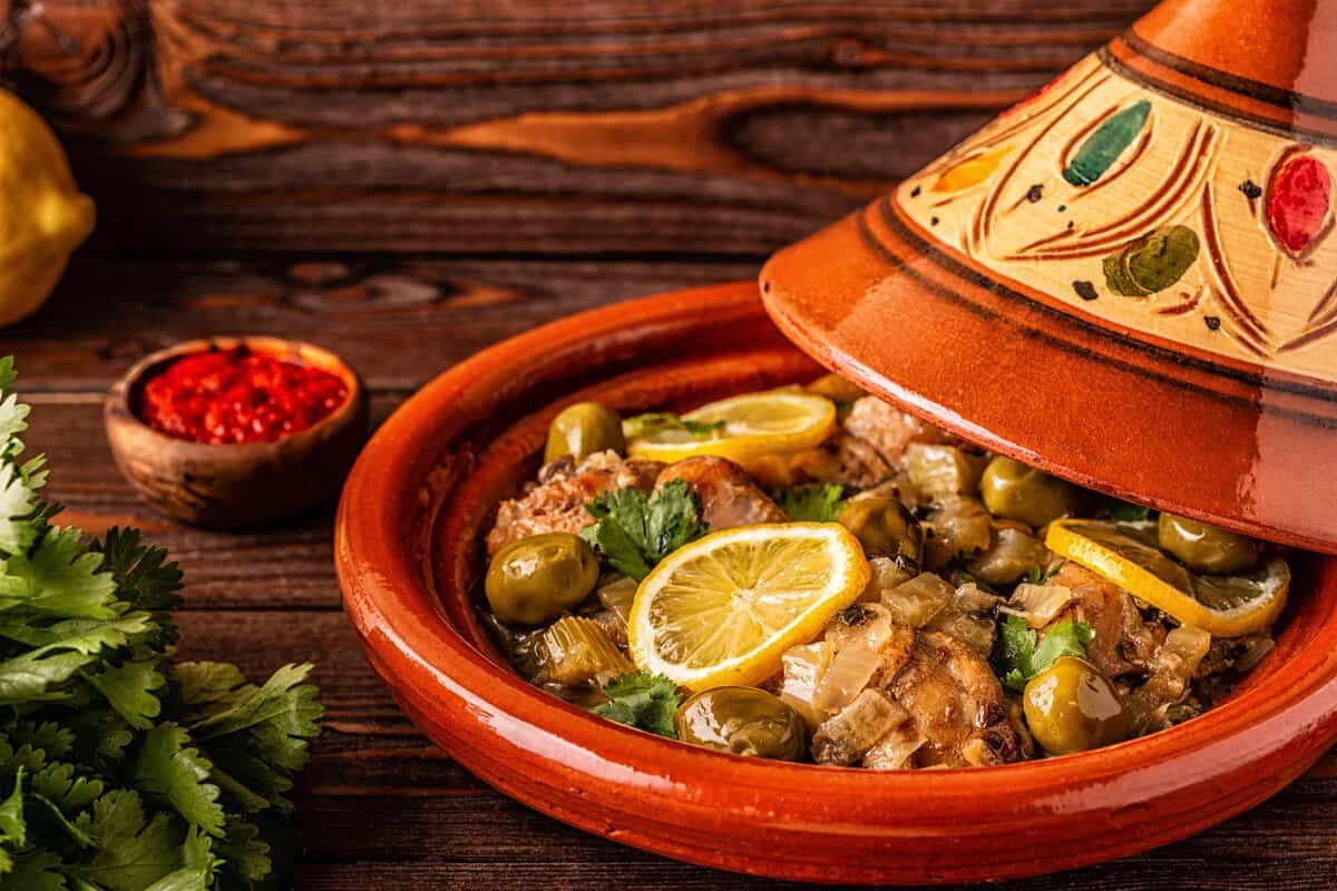Tajine traditionnel de poulet marocain aux olives et aux citrons salés