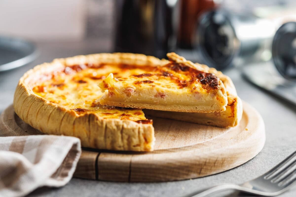 Tarte française traditionnelle. Quiche lorraine sur une table de cuisine.