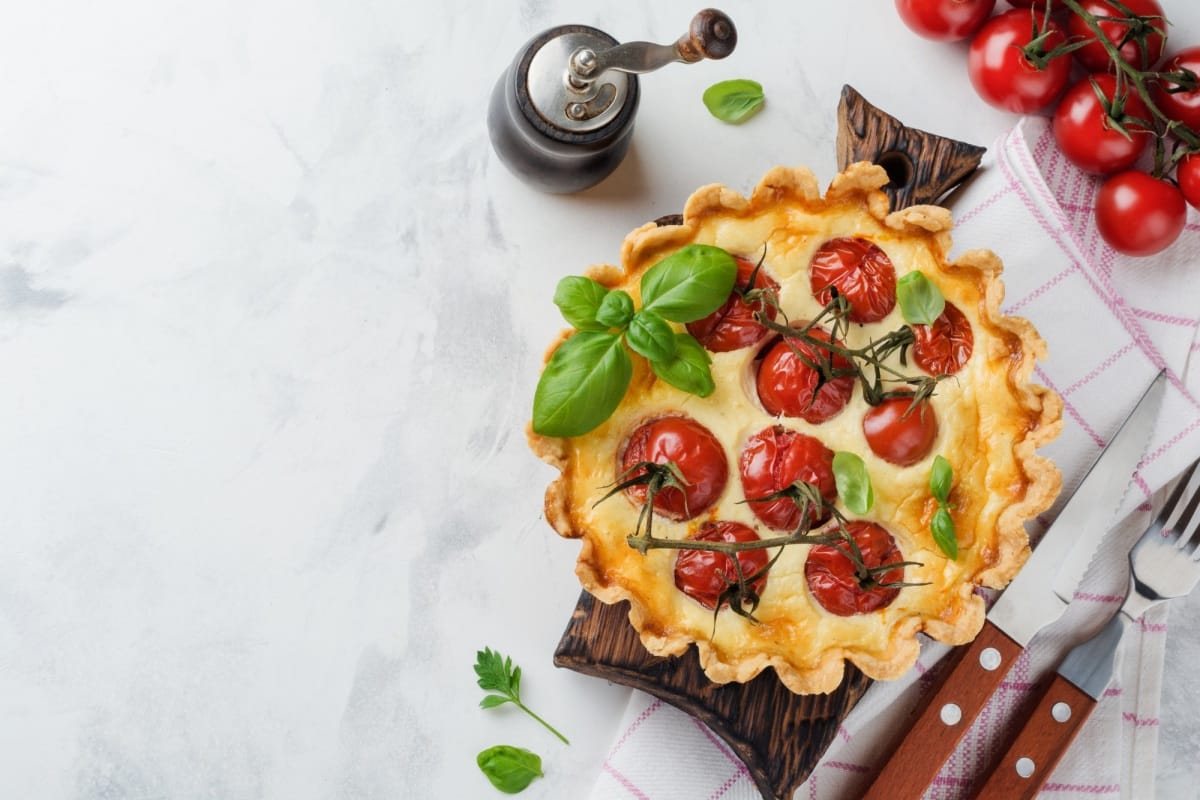 Tarte quiche maison avec tomates cerises