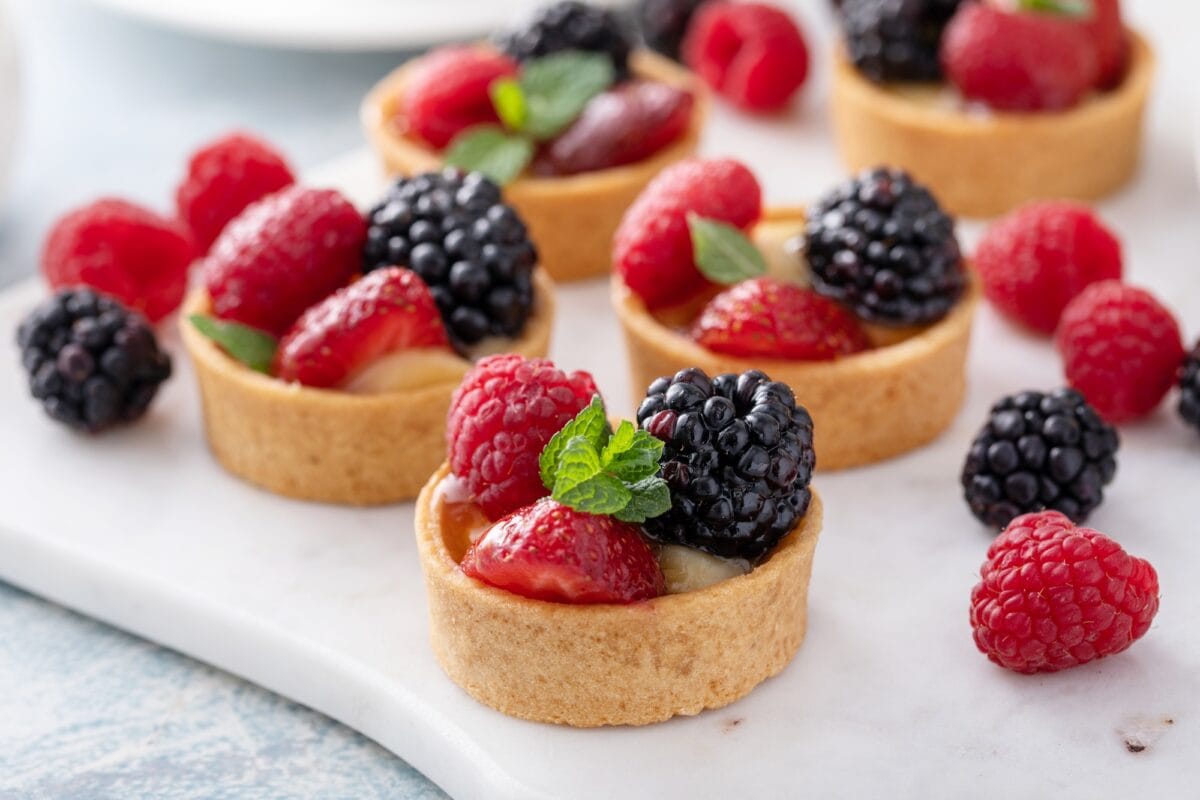 Tartelettes aux baies fraîches fourrées à la crème pâtissière et à la menthe