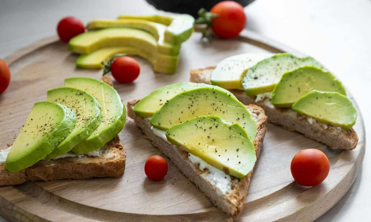Tartine d'avocat frais avec du fromage de Philadelphie.