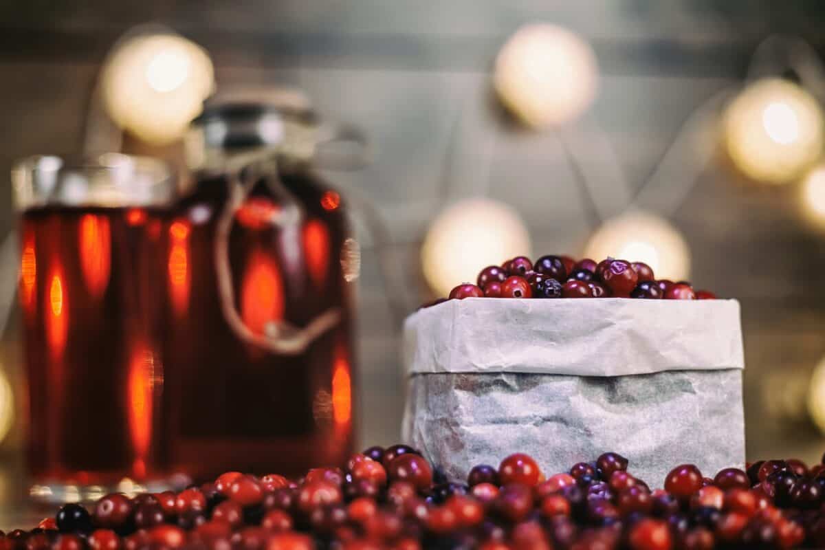 Tas de canneberges fraîches sur fond de bois vintage. Jus de canneberge. Aliments sains.
