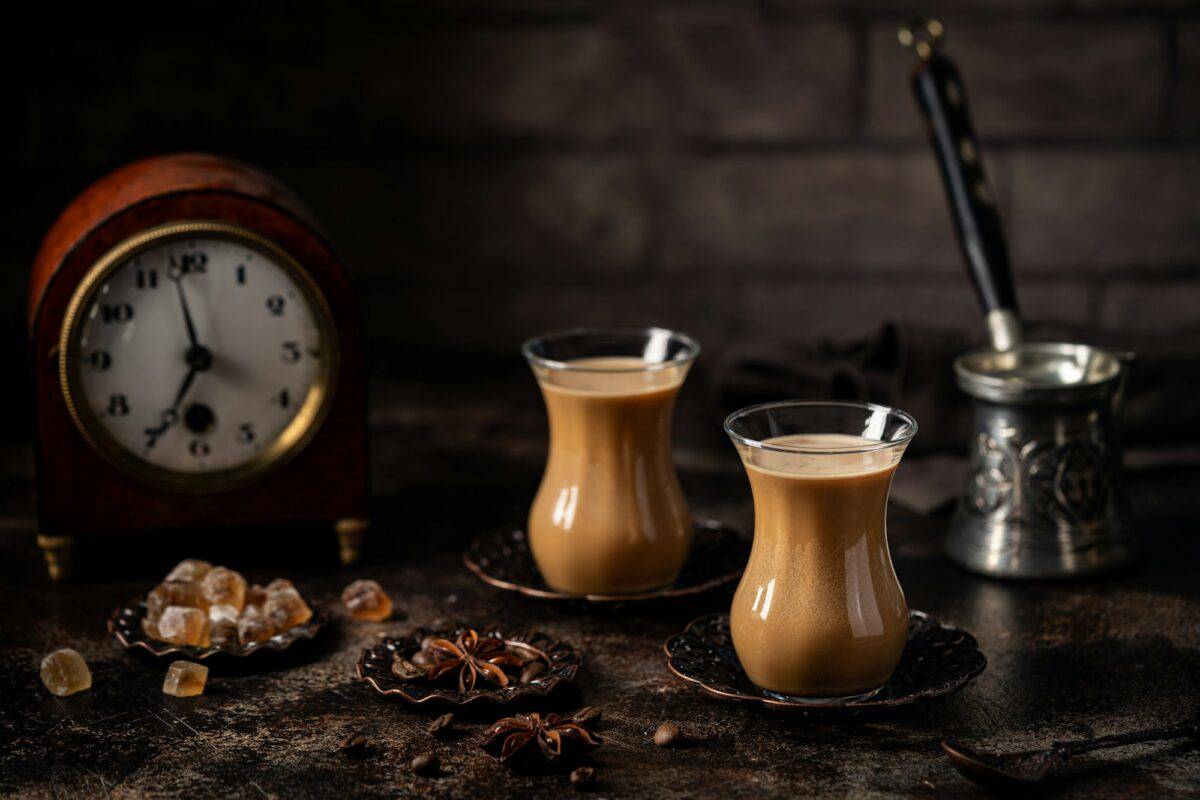 Thé ou café avec lait et épices