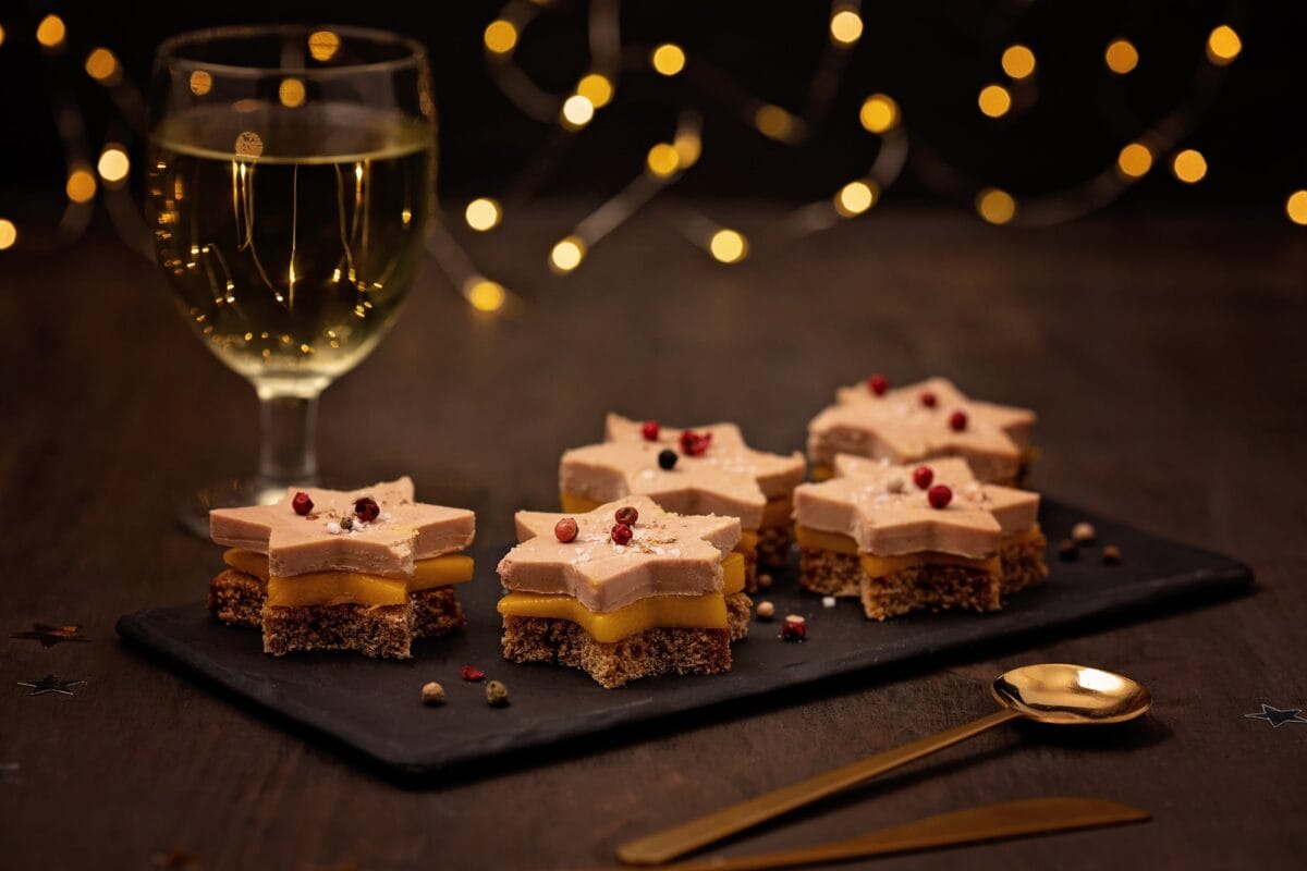 Toasts de foie gras et de foie d'oie à la mangue et au pain d'épices en forme d'étoile. Entrée traditionnelle française