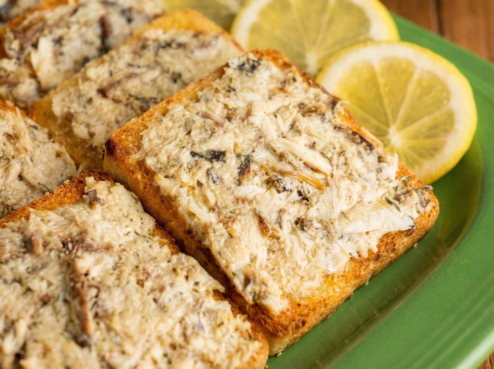Toasts de pain de mie aux sardines